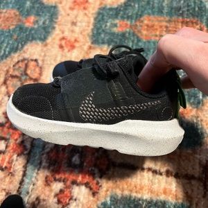 Boys Nike Blsck tennis shoes size 8C